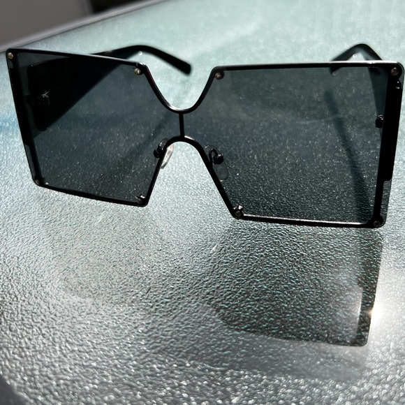 Accessories - Oversized Black Sunglasses